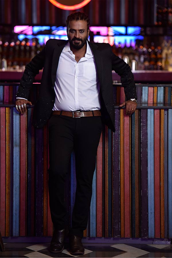 অন্য ধারার সাজে অভিনেতা।