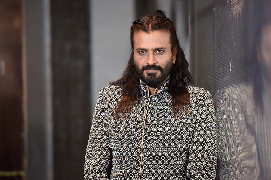 শেরওয়ানির সঙ্গে কেশসজ্জাও কিন্তু গুরুত্বপূর্ণ।