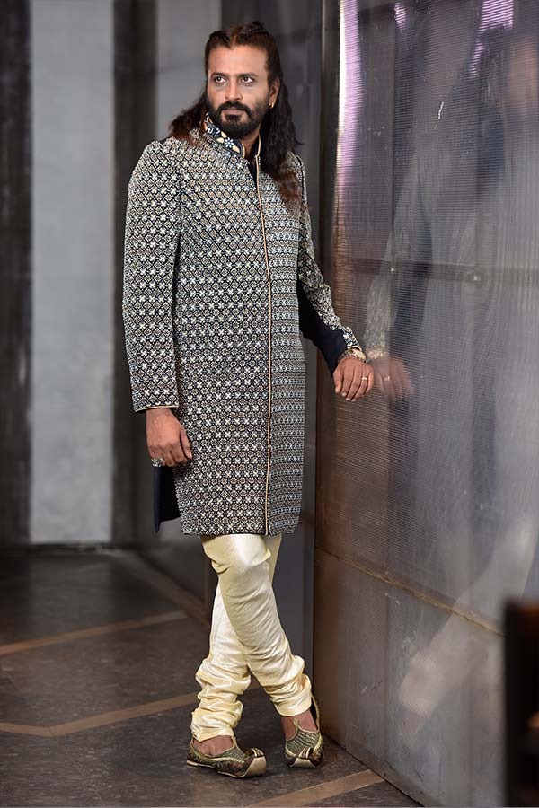 অষ্টমীর সন্ধ্যায় জমকালো সাজে অভিনেতা।