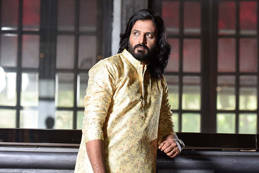 সাধারণ পাঞ্জাবিতেও নজরকাড়ছেন অভিনেতা।