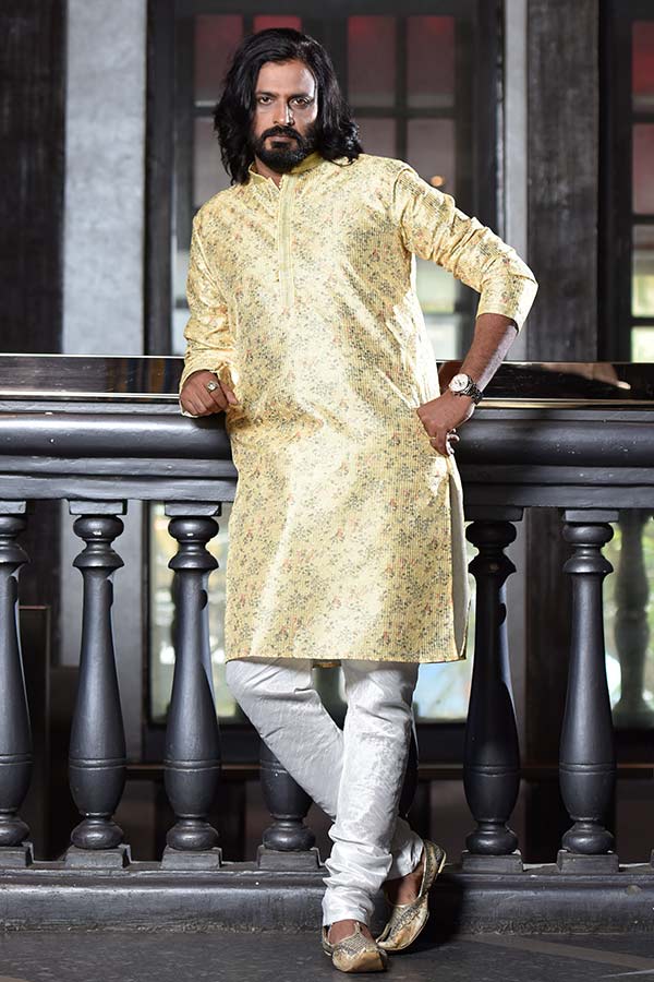 সপ্তমীর সাজে রয়েছে সাবেক ছোঁয়া।  