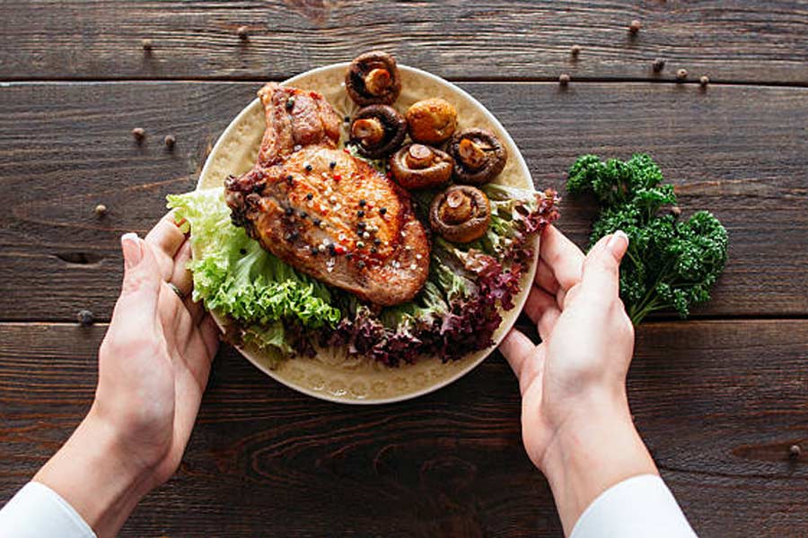 নির্দেশ দেওয়ার পর ১২টা বাজতে মাত্র তিন ঘণ্টা বাকি ছিল। তাই অ্যালানকে আরও বেশি করে খাওয়ানো হচ্ছিল।