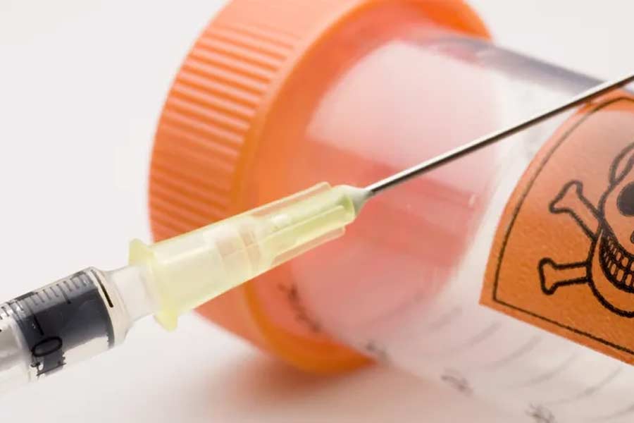 পরে তাঁকে চেম্বারে নিয়ে যাওয়া হয় ইঞ্জেকশন দেওয়ার জন্য। কিন্তু তাঁর শরীরে সূচ ফোটানোর জন্য শিরা খুঁজে পাওয়া যায়নি।