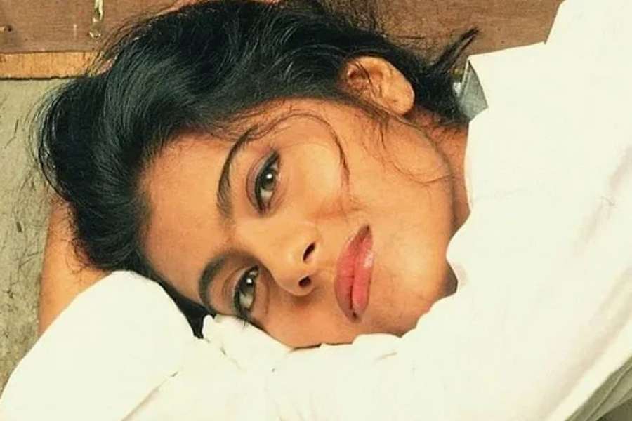 ‘বাজিগর’ হোক বা ‘দিলওয়ালে দুলহনিয়া লে জায়েঙ্গে’, ‘কুছ কুছ হোতা হ্যায়’ কিংবা ‘মাই নেম ইজ খান’- বারবার নিজের বলিষ্ঠ অভিনয়ে গোটা দেশের মন কেড়েছেন কাজল। অভিনয়ের পাশাপাশি তনুজার বড় কন্যার সাজপোশাকও তাঁর ভক্তদের কাছে ভীষণ পছন্দের। 