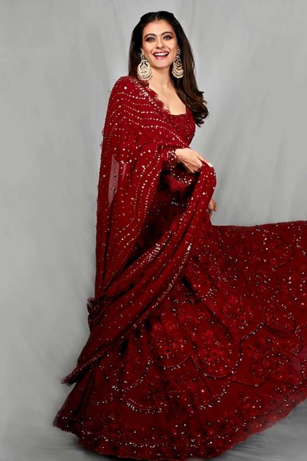 লেহঙ্গা থেকে জাম্পস্যুট, শাড়ি থেকে চুড়িদার- সব পোশাকেই যে আত্মবিশ্বাসী অভিনেত্রী! এ বারের পুজোয় আপনিও হয়ে উঠতে পারেন কাজলের মতোই লাস্যময়ী। এই প্রতিবেদনে রইল নায়িকার কিছু নজরকাড়া সাজের হদিশ।