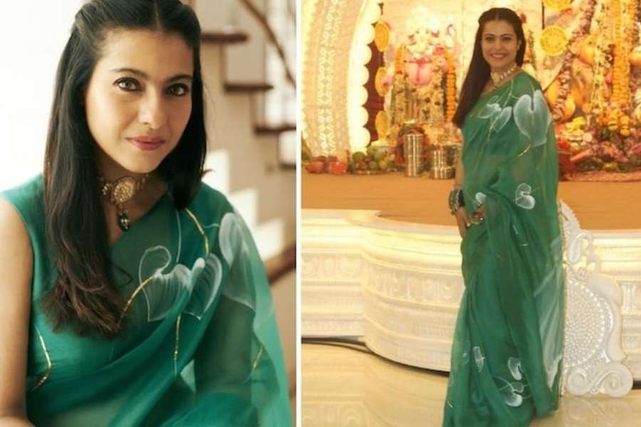 পুজোর সকালে আপনিও সেজে উঠতে পারেন কাজলের মতো অর্গানজা শাড়িতে। হাতের কাজ করা পান্না সবুজ এই শাড়িতে আপনাকে দেখাবে নায়িকার মতোই সুন্দর।