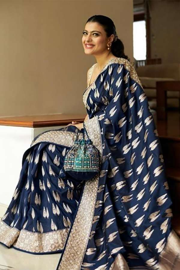 বাঙালীর কাছে বেনারসি স্রেফ শাড়ি নয়, আবেগ। আর তা যদি হয় অনিতা ডোংরের ডিজাইন করা বেনারসি সিল্ক, তা হলে তো কথাই নেই! হাতের কাজ করা গোটা পট্টির মুক্তো ও জরির ডিজাইনে এই বেনারসিতে আপনিও হয়ে উঠুন ভিড়ের মধ্যমণি।