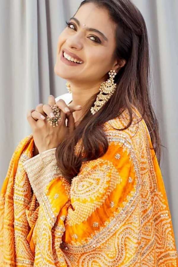 ফ্যাব ইন্ডিয়ার ডিজাইন করা এমন জমকালো জরির ওড়না আপনার সাধারণ কোনও চুড়িদারকেও করে তুলবে অসামান্য। কাজলের মতন আপনিও পুজোর দিনে নিজেকে সাজিয়ে তুলতে পারেন ফ্যাব ইন্ডিয়ার হলুদ চুড়িদারে।