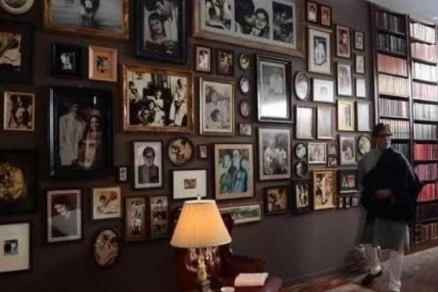 বচ্চনদের বসার ঘরে আছে সাবেকিয়ানার ভরপুর নিদর্শন। নানা রকমের বিখ্যাত ছবির সংগ্রহ ছাড়াও পারিবারিক মুহূর্ত ফ্রেমবন্দি করে দেওয়ালে টাঙানো হয়েছে অন্দরসাজের অংশ হিসেবে। আপনার বসার ঘরেও তো হতে পারে এমন ব্যবস্থা!