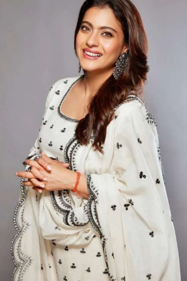 বেশি জমকালো পোশাক যদি হয় না-পসন্দ, তবে আপনার জন্য র‍ইল কাজলের এই লুক। সুকৃতি ও আকৃতির ডিজাইন করা সাদা এই চুড়িদারের সঙ্গে ঝুমকো কানের দুলে সেজে উঠুন কাজলের মতোই।