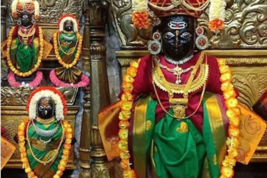 বচ্চনদের অন্দরে আছে মন্দির। সেখানে সব মূর্তিই বহুমুল্য গয়নায় মোড়া। পুজোর আগে নিজের বাড়ির ঠাকুরঘরকেও একটু অন্য ভাবে সাজিয়ে তুলবেন নাকি?