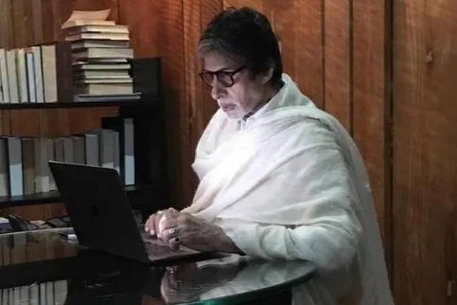 বচ্চন পরিবারের নিজস্ব লাইব্রেরি কাম রিডিং রুমও বেশ সাজানো। কাজ করা কাঠের টেবিল। দেওয়ালেও কাঠের কারুকাজ। আপনার স্টাডিকেও এই আদলে সাজিয়ে নিতে পারেন। নজর কাড়ুক আপনার পড়ার ঘরও! 