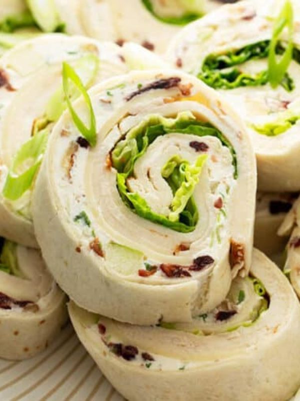 চিকেন পিনহুইলস ইন লিফি স্যালাড