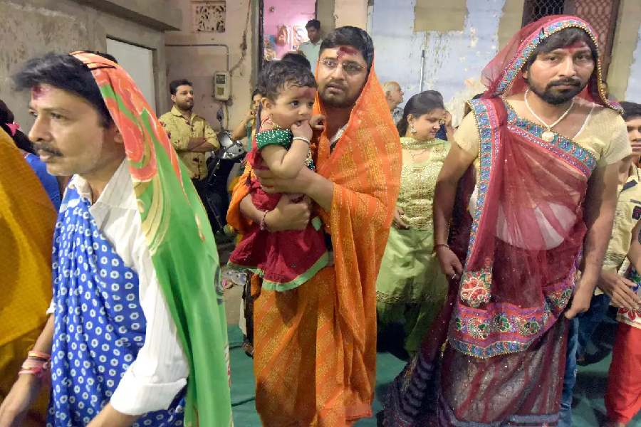 পরিবারের মঙ্গলকামনা করে পুজো করেন পুরুষরা।