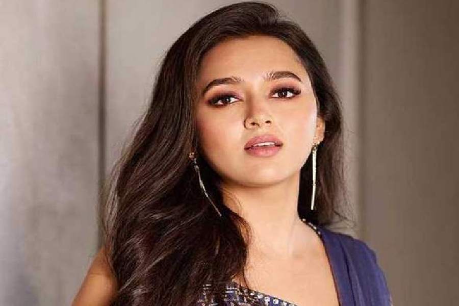 সম্প্রতি নতুন বাড়ি কিনেছেন তেজস্বী প্রকাশ। ‘বিগ বস’-খ্যাত এই অভিনেত্রীর গোয়ার বাড়ি নিয়ে চর্চা থামছে না। মাত্র ২৯ বছর বয়সেই খ্যাতির শীর্ষে পৌঁছে গিয়েছেন তেজস্বী। বিগ বস ১৫-তে জয়ী হয়েছেন তিনি। তার পর একটি গাড়ি কিনেছিলেন। গোয়ায় বিলাসবহুল একটি বাড়ি কেনাও তাঁর অনেক দিনের স্বপ্ন ছিল। এ বার তা-ও পূরণ করে ফেললেন।