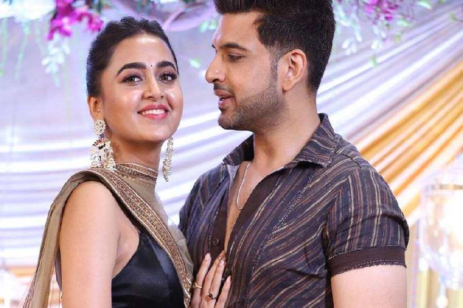 গত কয়েক বছর ধরে হিন্দি টেলিভিশন জগতে তেজস্বীর ধারাবাহিক উত্থান সকলের নজর কেড়েছে। অভিনেতা করণ কুন্দ্রার সঙ্গে তাঁর সম্পর্কও ধারাবাহিক ভাবে আলোচনার কেন্দ্রে। বস্তুত, তেজস্বীর নতুন বাড়ি কেনার খবর করণই প্রথম সকলকে জানান। 