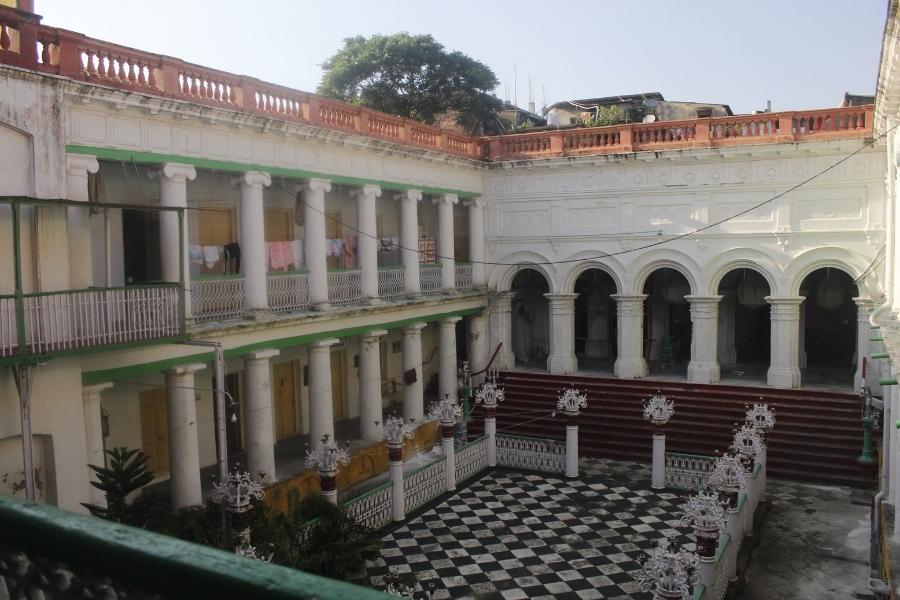 দেশ স্বাধীন হওয়ার সময়ে কিছু সামাজিক প্রতিবন্ধকতার কারণে বেশ কয়েক বছর এই পুজো স্থানান্তরিত হয়েছিল জোঁড়াসাকোর অনন্ত রায়ের বাড়িতে। স্বাধীনতা লাভের পর থেকে এই পুজো আবার কলেজ স্ট্রিটের রায় বাড়িতেই ফিরে যায়।  