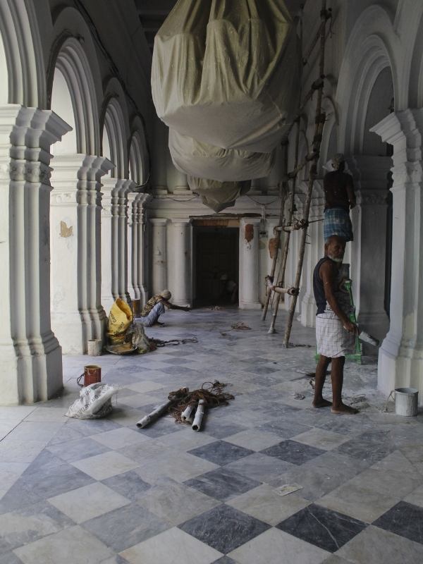 পুজোর প্রধান আকর্ষণ প্রতিমা। উচ্চতায় প্রায় ১০ ফুট। প্রতিমার সমস্ত গয়না সোনার এবং অস্ত্র রুপো দিয়ে তৈরি।