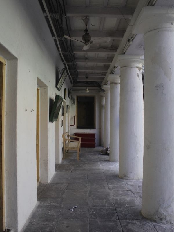 ইদানিং কুলিদের আধিক্য এবং কলকাতা শহর জুড়ে বৈদ্যুতিক তার ঝুলে থাকার কারণে প্রথার পরিবর্তন ঘটেছে। এখনও দেবী দুর্গাকে পালকি  করে নিয়ে যাওয়া হয় বিসর্জনে।