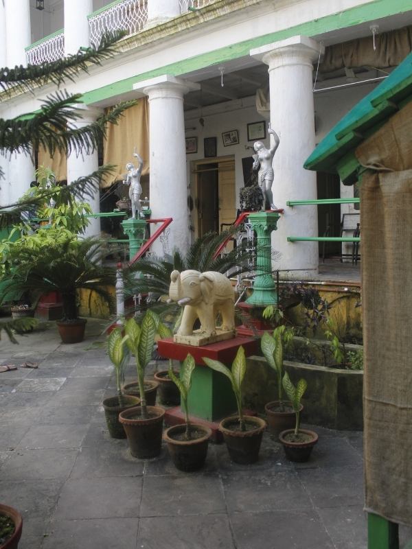 এ বাড়িতে পুজো উপলক্ষে আগে সঙ্গীতানুষ্ঠানের আয়োজন করা হত। রামকুমার চট্টোপাধ্যায়, আরতি মুখোপাধ্যায়, পঙ্কজ মল্লিক-সহ বহু বিশিষ্ট শিল্পীর গানে মুখরিত হয়ে উঠত পুজো প্রাঙ্গণ। 