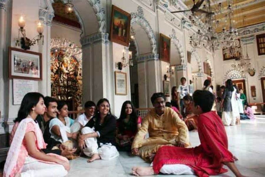 উত্তর ও দক্ষিণ কলকাতার বিভিন্ন জায়গা থেকে রায় পরিবারের আত্মীয়স্বজনদের আগমনে এই পুজো সমৃদ্ধ হয়ে ওঠে। পরিবারের জ্ঞাতির মধ্যে অন্যতম বেহালা নিবাসী সঞ্জীব রায়, যিনি সম্পর্কে সৌরভ গঙ্গোপাধ্যায়ের শ্বশুরমশাই।         