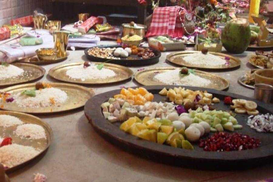 এ বাড়িতে প্রতিদিনই ঠাকুরের ভোগ হিসেবে খাস্তা কচুরি, মিষ্টি, ফল ইত্যাদির আয়োজন করা হয়। অষ্টমীর সন্ধি পুজোয় রায় পরিবারে চার মণ চাল, এক মণ চিনি, ১০৮টি ডাব এবং অন্যান্য আনুষঙ্গিক দেওয়া হয়। দশমীতে প্রতিমা বিসর্জনের পরে বাড়ির সকল জ্ঞাতি এবং আত্মীয়-স্বজনেরা একসঙ্গে খাওয়া দাওয়া করেন।  