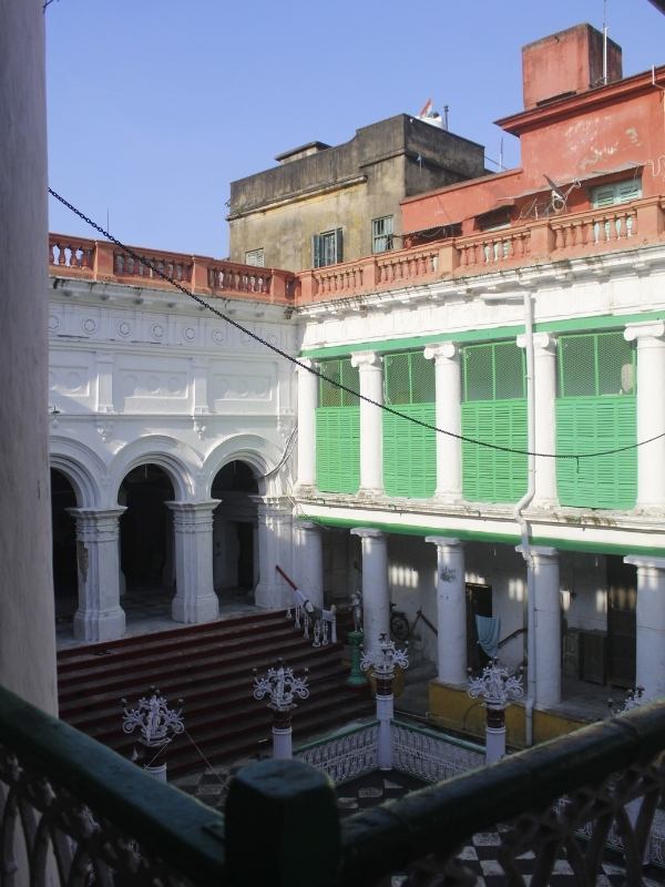 ১৯৩৮ সালের এক নথি থেকে জানা যায় সেই সময়ে দুর্গাপুজোর পাঁচ দিন ধরে সকাল-বিকেল দু’বেলা এই বাড়িতে ৫০০ থেকে ১০০০ জনের খাওয়া দাওয়ার আয়োজন থাকত। সেই প্রথা মেনে আজও রায় পরিবার আত্মীয়স্বজনদের সঙ্গে বহু সাধারণ মানুষের জন্য ভোগের আয়োজন করে থাকেন।