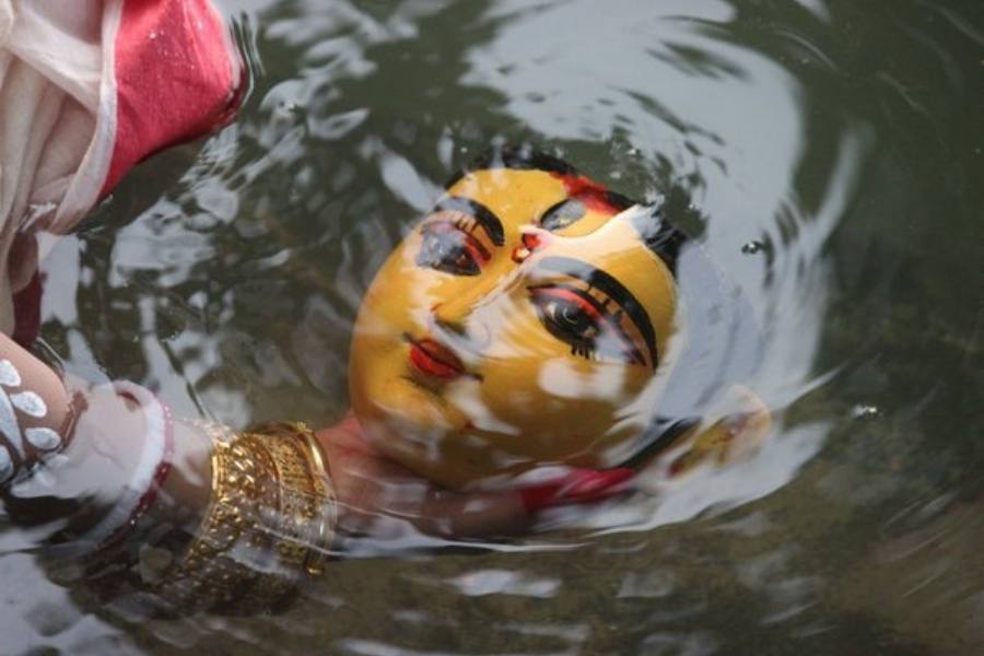 এই পুজোর আরও একটি বিশেষ আকর্ষণ বিসর্জন পর্ব। অতীত রীতি অনুযায়ী এ বাড়িতে প্রতিমাকে কাঁধে করে নিয়ে যাওয়া হয় নিরঞ্জনের উদ্দেশ্যে।