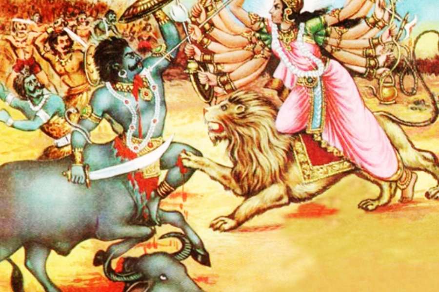 দেবী মহিষাসুরের এই ছলনাকে এড়িয়ে যান। মহিষাসুর এ বার এক ভীষণ মোষের আকার ধারণ করে আক্রমণ করেন দেবীকে। তবে দেবীর কাছে পৌঁছনোর আগেই বাহন সিংহ হারিয়ে দেয় মহিষাসুরকে। এবং দুর্গা নিজের তরবারি দিয়ে ছিন্ন করেন মহিষাসুরের মাথা। 