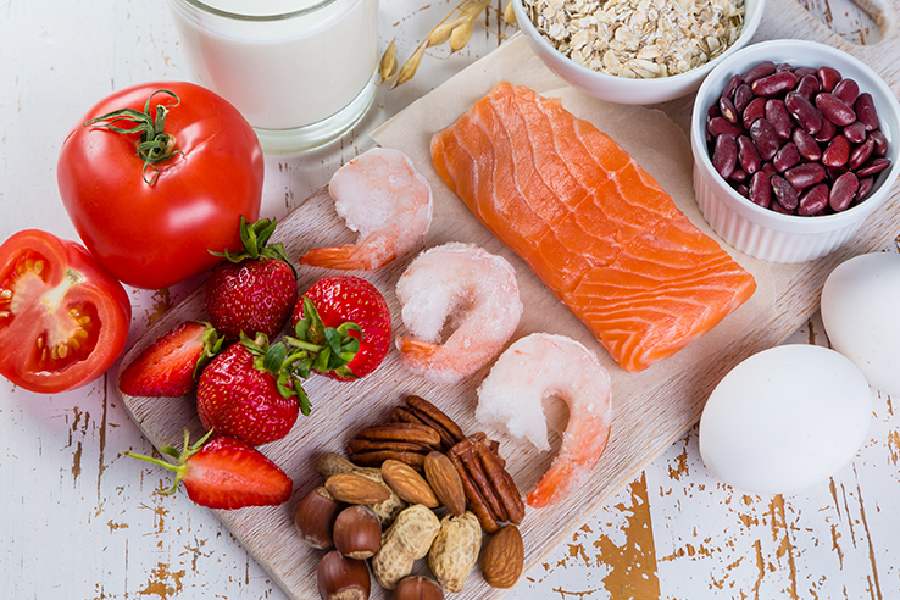 আপেল, টম্যাটো, শসা, কাঠবাদাম খেলেও কারও কারও অ্য়ালার্জি হয়।