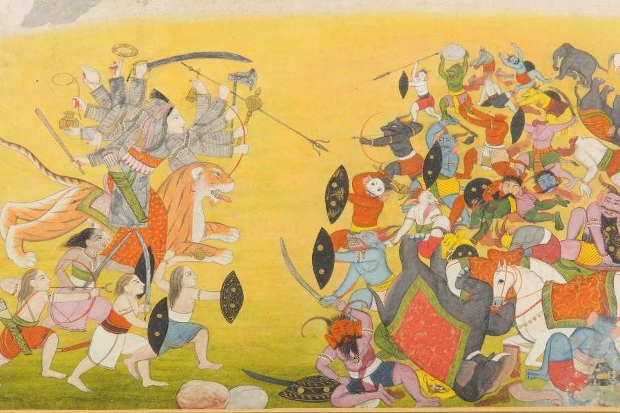 প্রথমেই মহিষাসুর তার সকল অসুর সেনাকে পাঠিয়ে দেন দেবীকে পরাস্ত করতে। কিন্তু দেবী বিভিন্ন রূপ ধারণ করে একের পর এক হারিয়ে দেন সকলকে। 