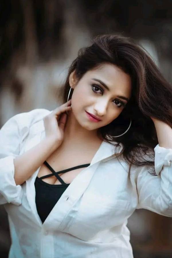 বন্ধুদের সঙ্গে ষষ্ঠীর দুপুরে দেদার আড্ডার প্ল্যান। ক্যাজুয়াল কিছু পরতে চাইলে কালো হাল ফ্যাশনের টপের সঙ্গে বড় ঢোলা শার্ট জমে যাবে কিন্তু। 