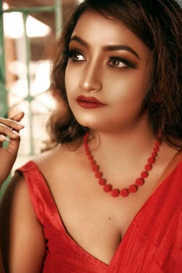 ভারী কাজলের সঙ্গে লাল বা মেরুন লিপস্টিক পরে নিন শাড়ির সঙ্গে মানিয়ে। গলায় বা কানে ম্যাচিং গয়না আর বিডসের হার। ব্যস!