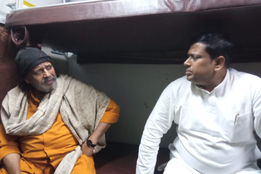 ট্রেনেই মিঠুন-সুকান্ত সাংগঠনিক আলোচনা।