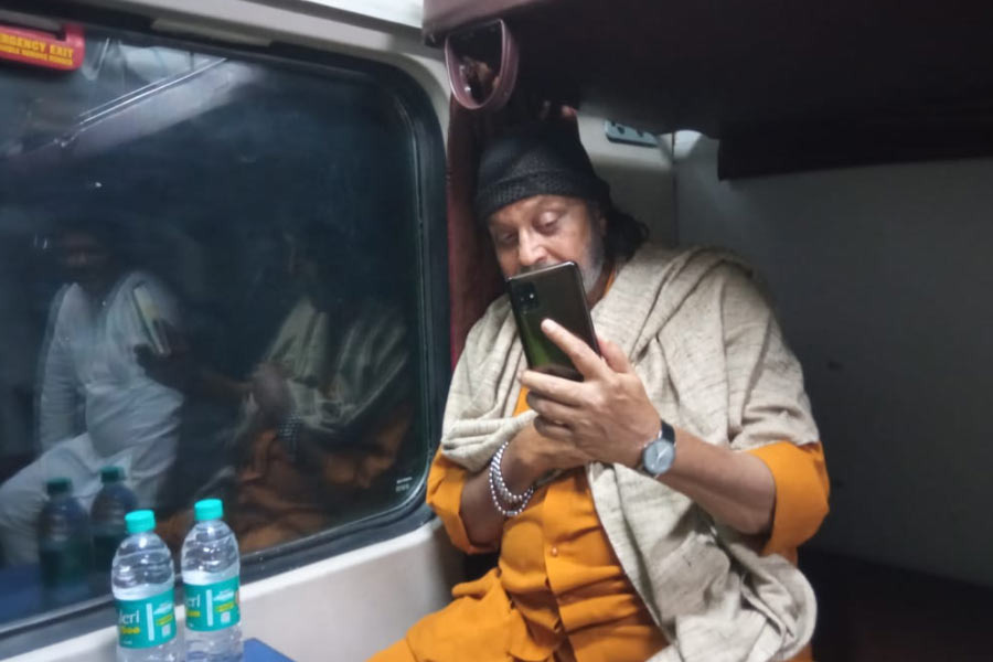 ‘বন্ধু’-র সঙ্গে ভিডিয়ো কলে।