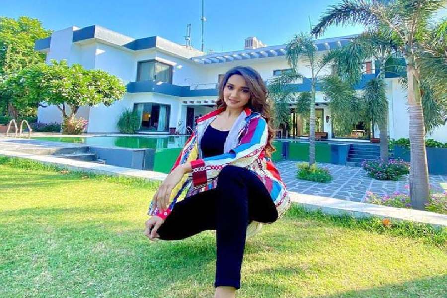 ‘আলাদিন: নাম তো সুনা হোগা’ ধারাবাহিকেই জনপ্রিয়তা অর্জন করেছেন ছোট পর্দার আর এক অভিনেত্রী আশী সিংহ। সম্প্রতি নতুন বাড়ি কিনেছেন তিনিও। সমাজমাধ্যমে সেই খুশির খবর ভাগ করে নিয়েছেন অনুরাগীদের সঙ্গে। 