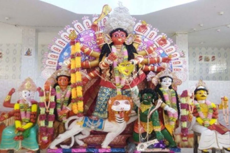 এছাড়া প্রায় ৩০০ বছরের পুরনো শ্রীহট্টের রাজনগর উপজেলার পাঁচগাঁওয়ের দুর্গাপুজো। এখানে পূজিতা দেবী রক্ত বর্ণের। জানা যায়, গোটা উপমহাদেশে এক মাত্র এখানেই রক্তবর্ণা দুর্গা। অর্থাৎ মায়ের রং লাল। দেশের তো বটেই, দেশের বাইরে থেকেও দর্শনার্থীরা লাল রঙের এই মা দুর্গাকে দেখতে আসেন।