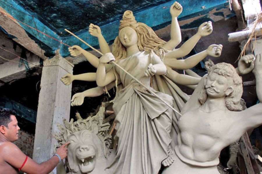 রাজশাহীর ভাদুরিয়ার রাজা জয় জগৎ নারায়ণ ওই বছরই বাসন্তী পুজোর আয়োজন করেন জাঁকজমক ভাবে। সেই সময়ে তিনি কংস নারায়ণের থেকে এগিয়ে থাকার জন্য প্রায় ৯ লক্ষ টাকা খরচ করেন এই পুজোয়। বিভিন্ন লেখা থেকে জানা যায়, আঠারো শতকে দেশের দক্ষিণের জেলা সাতক্ষীরার কলারোয়া থানার মঠবাড়িয়ার নবরত্ন মন্দিরে দুর্গাপুজো হত।   