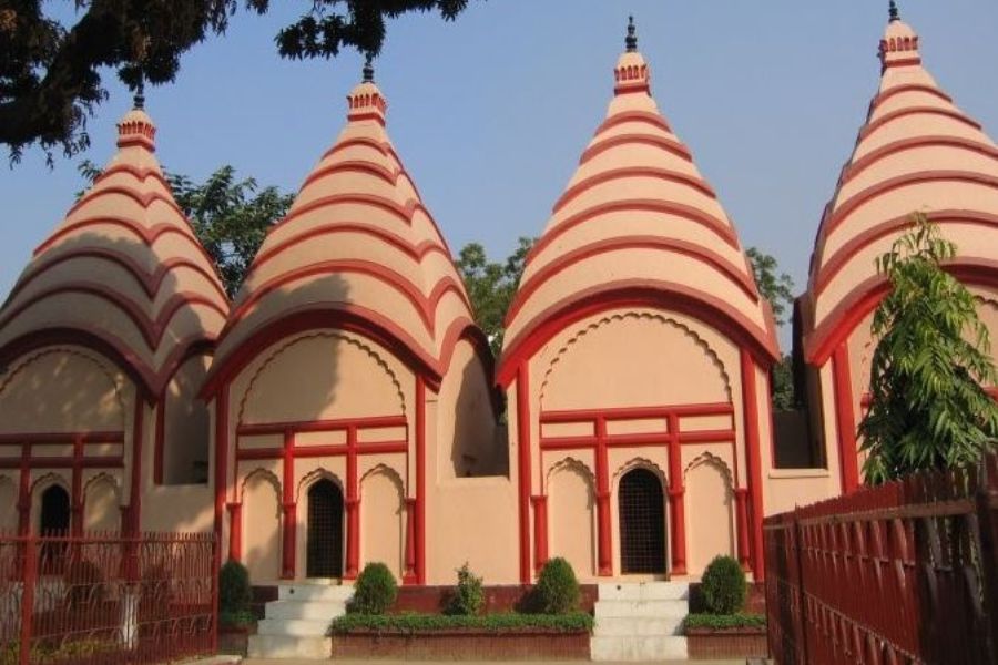 এদের মধ্যে রাজধানী ঢাকার ঢাকেশ্বরী মন্দিরের দুর্গাপুজো অন্যতম। এটি বাংলাদেশের জাতীয় মন্দির হিসেবে পরিচিত। প্রায় ৮০০ বছর আগে ঢাকার এই ঐতিহ্যবাহী দুর্গাপুজো শুরু হয়। 