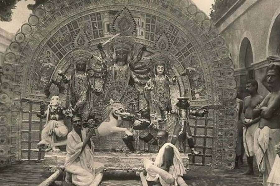 কলকাতার দুর্গাপুজোর ইতিহাস বহুচর্চিত। আজ একটু পড়শি দেশের দুর্গাপুজোর ইতিহাস সম্পর্কে জানা যাক? ওপার বাংলায় দুর্গাপুজো কী ভাবে শুরু হল তা নিয়ে নানা কাহিনি প্রচলিত রয়েছে।