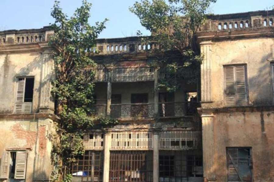 জানা যায়, ১৮৩০-এ পুরনো ঢাকার সূত্রাপুর অঞ্চলের ব্যবসায়ী নন্দলাল বাবুর মৈসুন্ডির বাড়িতে আয়োজিত হয় ঢাকার সবচেয়ে বড় দুর্গাপুজো। সিপাহি বিদ্রোহের সময়, ১৮৫৭-তে, বিক্রমপুর পরগণার ভাগ্যকূল জমিদার বাড়ির রাজা ব্রাদার্স এস্টেট এবং সাটুরিয়া থানার বালিহাটির জমিদার বাড়ির দুর্গাপুজো আয়োজন করা হয়। সিদ্ধেশ্বরী জমিদার বাড়ি এবং বিক্রমপুর হাউজেও বেশ জাঁকজমক করেই পুজোর আয়োজন করা হয় সেই সময়।