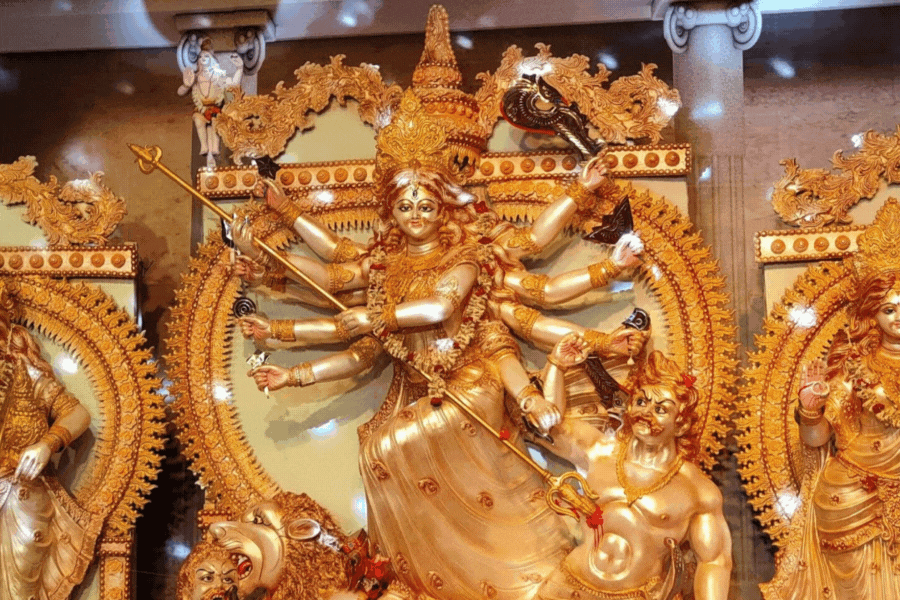 ১৯২২-২৩ নাগাদ ঢাকার আরমানিটোলায় জমিদার শ্রীনাথ রায়ের বাড়ির পুজোও বেশ নামকরা ছিল। এছাড়াও রয়েছে সিদ্ধেশ্বরী কালিবাড়ি, রমনা কালিবাড়ি, রামকৃষ্ণ মিশন ইত্যাদি। রয়েছে ঢাকা বিশ্ববিদ্যালয়ের জগন্নাথ হল, কলাবাগান, উত্তরা এবং বনানীর পুজো। ধীরে ধীরে এই পুজোগুলিতে আধুনিকতার মেলবন্ধন ঘটে। এই মণ্ডপগুলিতে হিন্দুদের পাশাপাশি মুসলিম, খ্রিস্টান, বৌদ্ধ, দেশের বিভিন্ন প্রান্তের সব ধর্মের মানুষ উৎসাহ ভরে অংশ নিতেন।