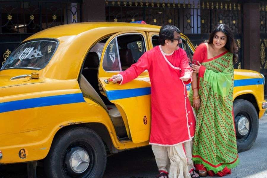 উবের নয়, হলুদ ট্যাক্সিই পছন্দ মিতালীর। অগত্যা ধুতি সামলে লাল্টুবাবু খুঁজে আনলেন সেটাই। গদগদ মুখে ট্যাক্সির দরজা খুলে ধরলেন।  সঙ্গে বিখ্যাত সেই সংলাপ, “মে আই?” এবং ছদ্মরাগে মিতালীরও মিষ্টি উত্তর, “মরণ”