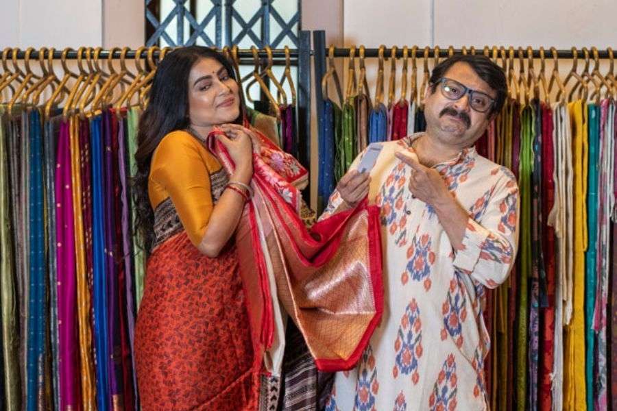 শাড়ি কিনতে  ষুগলে ‘কনিষ্ক’তে। লাল-সাদা সিল্কে চওড়া বেনারসি পাড়ের শাড়ি খুব পছন্দ মিতালীর। দাম দেখে বিপাকে লাল্টুবাবু। মান-অভিমানের পালা চলল কিছু ক্ষণ। 