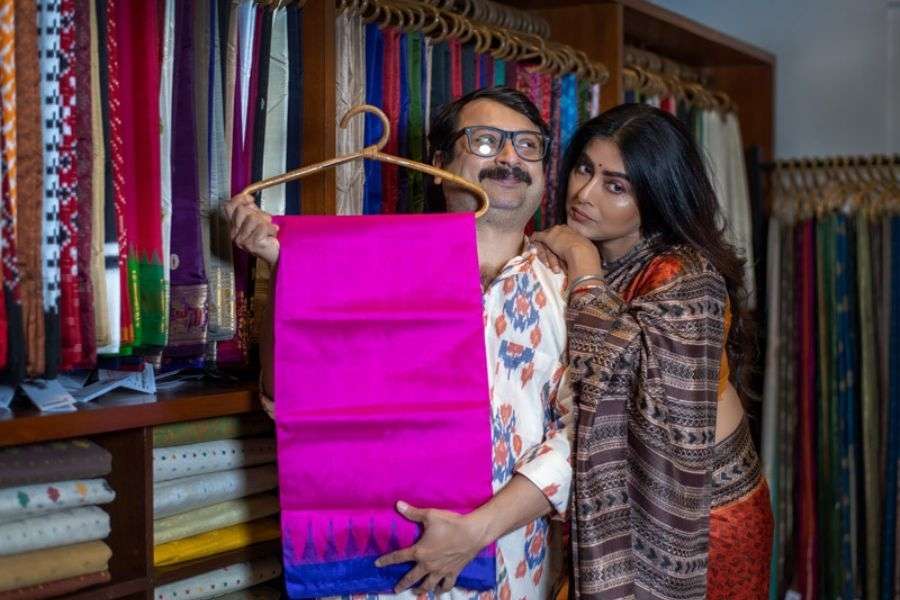 শাড়ির তাক ঘেঁটে লাল্টু বাবু বার করে আনলেন নীল মন্দির পাড়ের দুধে আলতা রং শাড়ি। মুখে চওড়া হাসি! এ দিকে পছন্দের শাড়ি না পেয়ে মন খারাপ মিতালীর।