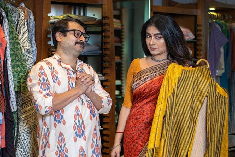 মিতালীর নতুন বায়না, তাঁর পছন্দের পঞ্জাবি পরতে হবে পুজোয়। হলুদ তসর সিল্কের জ্যাকেট পাঞ্জাবি নিয়ে চলল টানাটানি। এখানেও দাম দেখে বেঁকে বসেছেন লাল্টুবাবু। মিতালীও নাছোড়বান্দা।