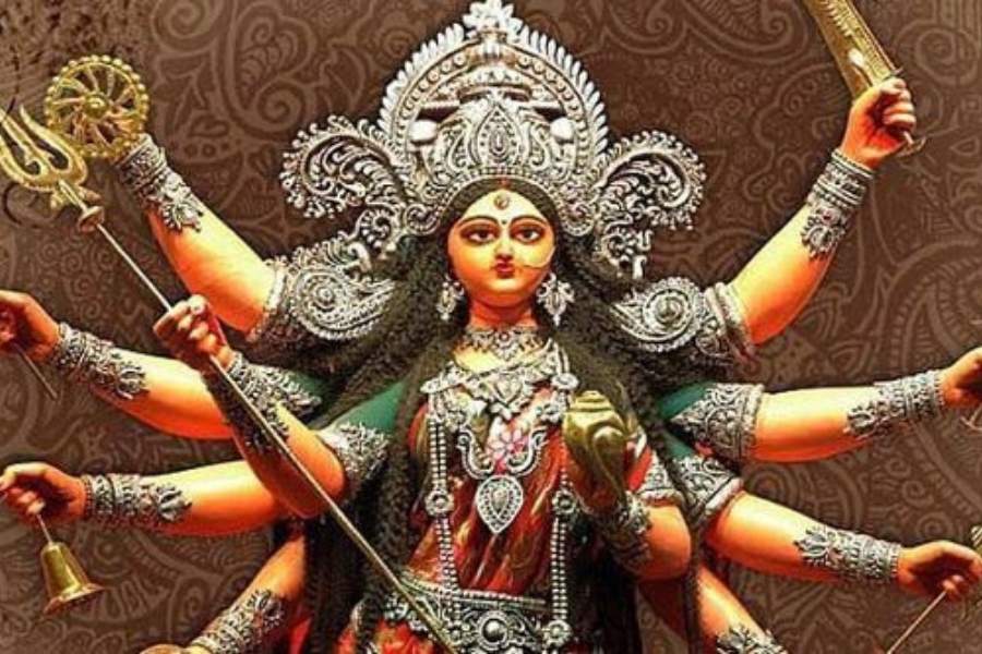 বিংশ শতকের শুরুর দিকে ওপার বাংলায় শুধুমাত্র সমাজের বিত্তশালী ও অভিজাত হিন্দু পরিবারগুলি দুর্গাপুজোর আয়োজন করত। গত শতাব্দীর শেষের দিকে এখানে দুর্গাপুজো সর্বজনীনতার রূপ পায়। আসলে দেশভাগের পর একক ভাবে পুজোর আয়োজন যেমন ব্যয়সাপেক্ষ হয়ে ওঠে তেমনই অন্য দিকে অভিজাত ও বিত্তশালীদের প্রভাব প্রতিপত্তি কমতে থাকে। এর ফলে প্রথমে বারোয়ারি এবং ক্রমে সর্বজনীন পুজোর প্রচলন হয়।