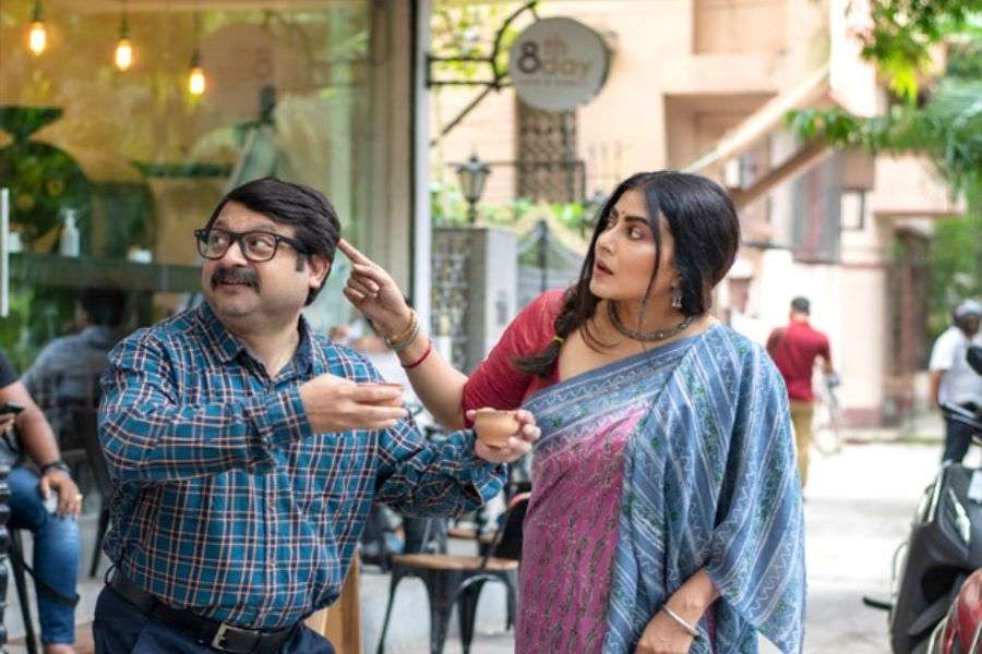 শপিং শেষ। চা খাওয়া যাক। কলকাতায় এখন কত ক্যাফে! বাড়ির কাজের চাপ, বাচ্চাকে দেখা, তার উপরে সিরিয়ালের টাইমও তো মিস করা যায় না! তাই ক্যাফেতে যাওয়ার সময় পাননি মিতালী।  