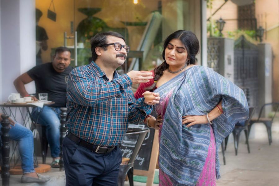 শপিং শেষে ক্যাফেতে জমিয়ে ক্যাপুচিনো খাওয়ার ইচ্ছা বহু দিনের। সেটা পূরণ করতেই হবে এ বার। ক্যাফের দিকে পা বাড়াতেই চোখে পড়ল দু’ ভাঁড় চা হতে হাসিমুখে দাঁড়িয়ে লাল্টু বাবু। 