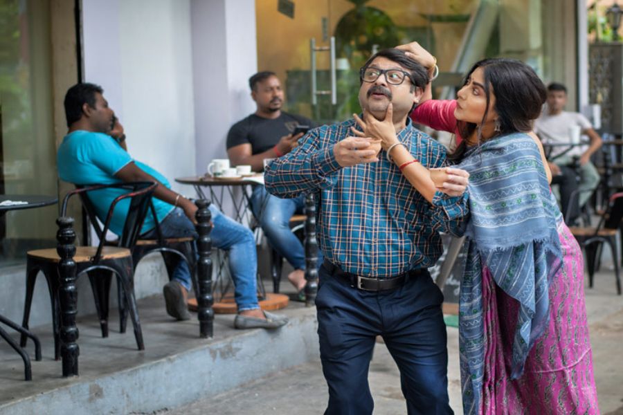 ক্যাপুচিনোর বড্ড দাম। তার থেকে দেশের ভাঁড়ের চা অনেক ভাল। ভাবখানা এমনই । মিতালী তত ক্ষণে রেগে আগুন। 